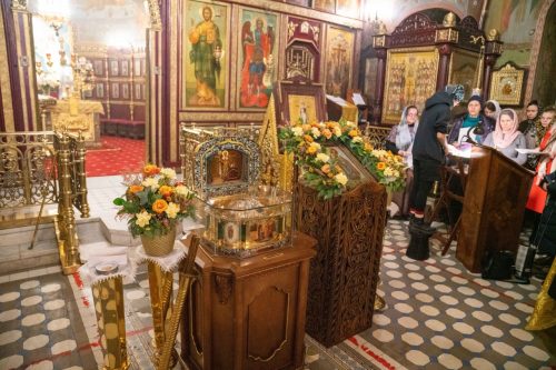 Молебен перед мощами князя Александра Невского был отслужен в храме Архангела Михаила в Тропарево