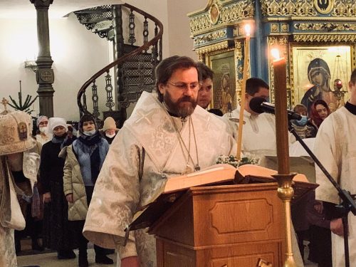 Вечерню с Литургией святителя Василия Великого совершил в Георгиевском соборе епископ Фома