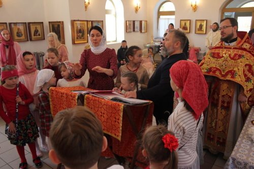 Воспитанники воскресной школы храма Воскресения Христова в Толстопальцеве собрались на традиционное праздничное богослужение Светлой субботы.