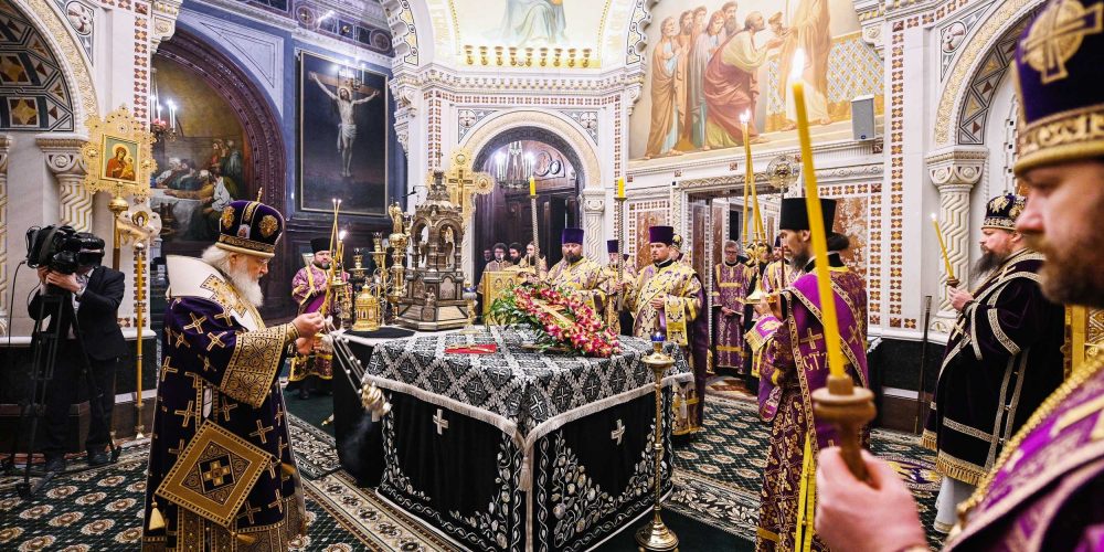 В канун Крестопоклонной седмицы епископ Фома сослужил Святейшему Патриарху в Храме Христа Спасителя