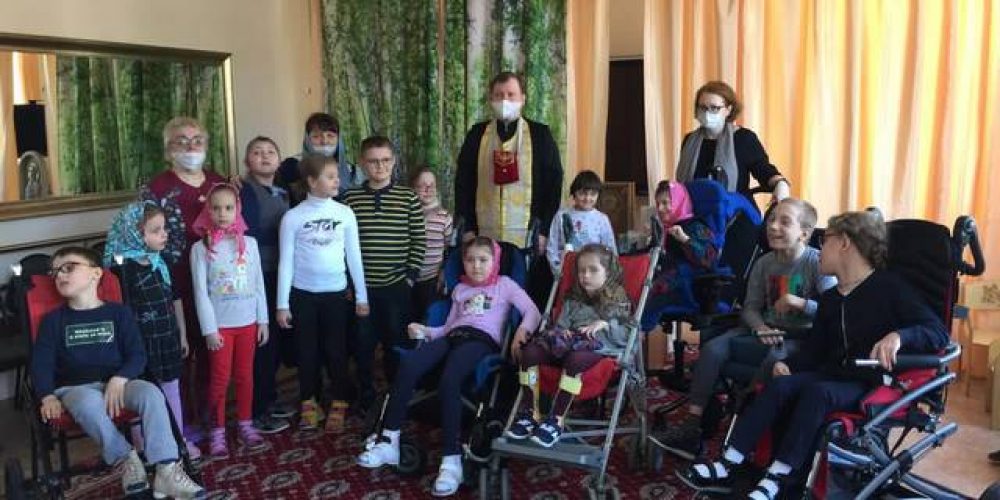 Клирик храма прп. Андрея Рублева причастил особых деток из коррекционного центра «Раменки»