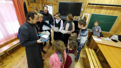 Молодёжные организации Западного викариатства приняли участие в акции «Дарим подарки детям к празднику святителя Николая Чудотворца»