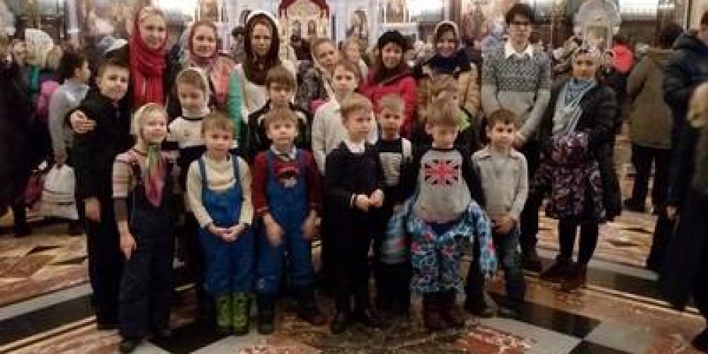 Воспитанники Воскресной школы храма Знамения в Кунцеве приняли участие в детской литургии в Храме Христа Спасителя