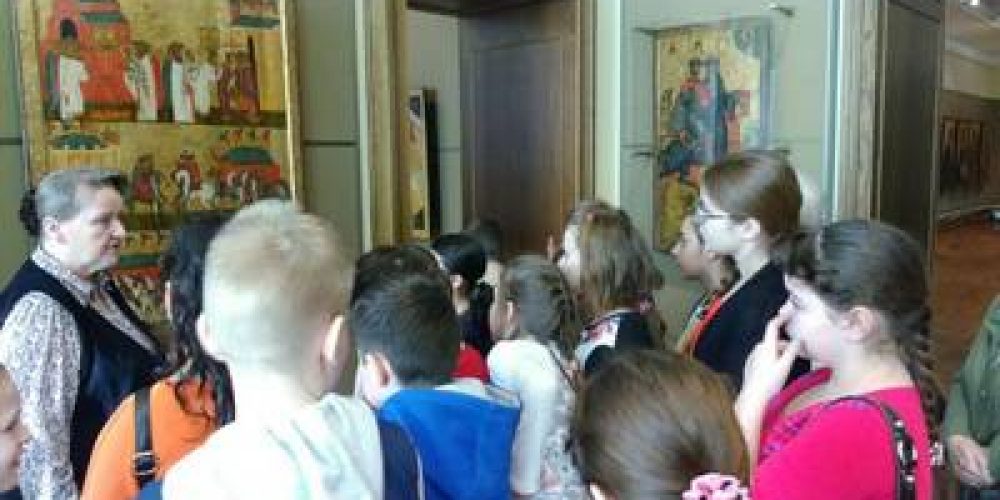 Приход храма Знамения сводил учащихся школы в Третьяковскую галерею