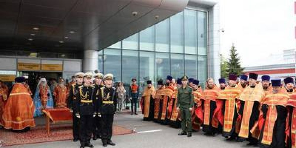 Принесение ковчега с частью мощей святителя Николая Чудотворца в Россию. Встреча в аэропорту в Москве