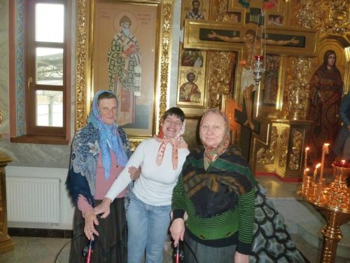 Социальная служба нашего храма поздравила девушку-инвалида с Днем Рождения