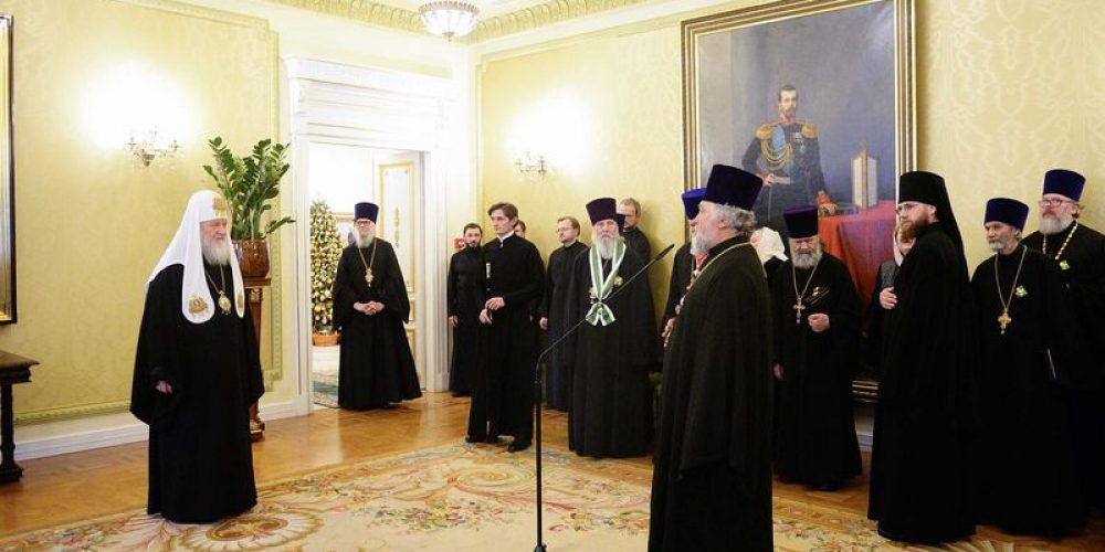 Святейший Патриарх Кирилл вручил церковные награды клирикам Москвы, отмечающим в этом году памятные даты