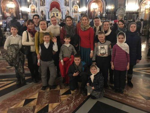 28 января воспитанники Воскресной школы Знаменского храма посетили детскую Божественную Литургию в храме Христа Спасителя