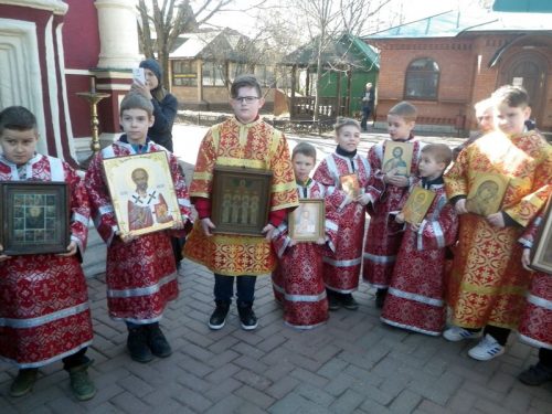 Детский Крестный ход и колокольный перезвон на приходе Архистратига Михаила в Тропареве.