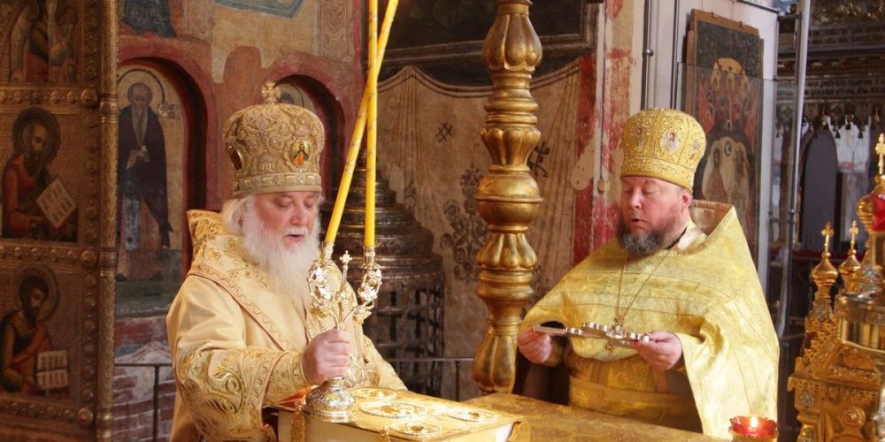 В праздник перенесения мощей святителя Московского Петра митрополит Арсений совершил Божественную литургию в Успенском соборе Кремля