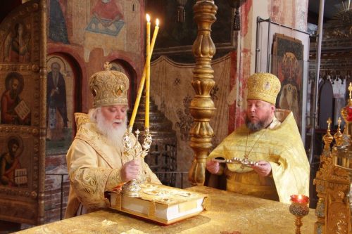 В праздник перенесения мощей святителя Московского Петра митрополит Арсений совершил Божественную литургию в Успенском соборе Кремля