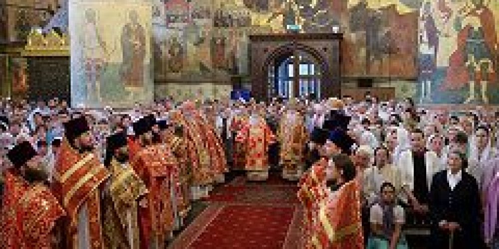Митрополит Крутицкий и Коломенский Ювеналий совершил Божественную литургию в Успенском соборе Кремля