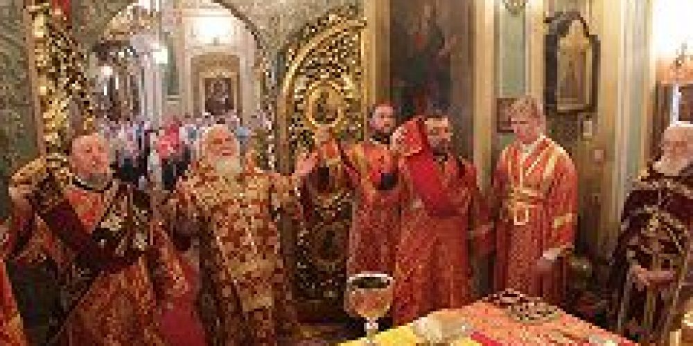 Митрополит Истринский Арсений совершил Божественную литургию в храме мч. Иоанна Воина на Якиманке