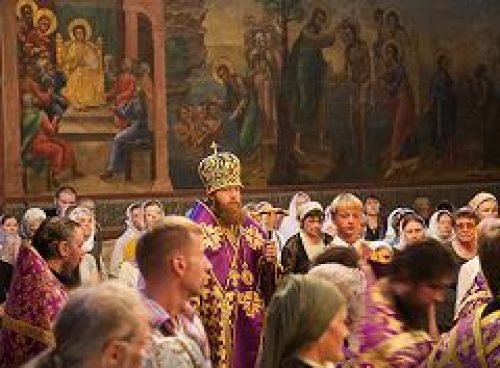 Епископ Воскресенский Савва совершил вечерню и утреню с изнесением креста в Новоспасском монастыре