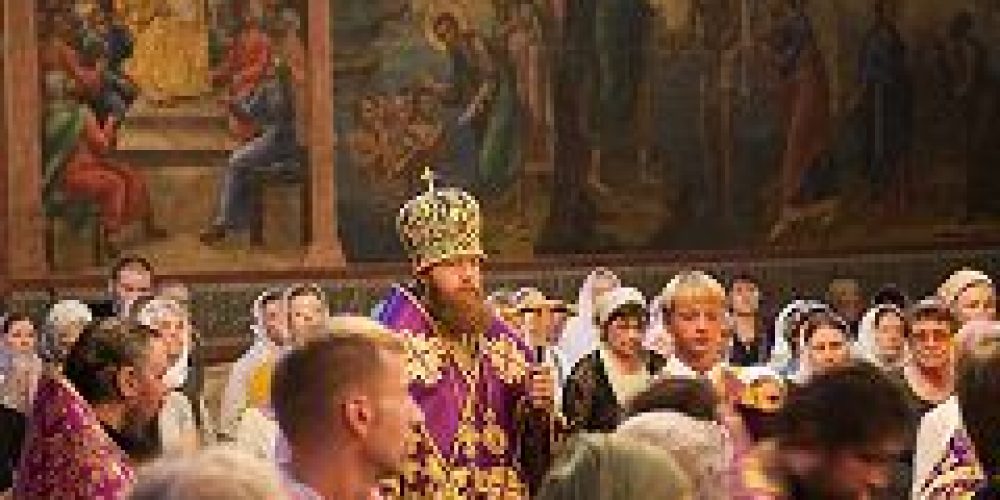 Епископ Воскресенский Савва совершил вечерню и утреню с изнесением креста в Новоспасском монастыре