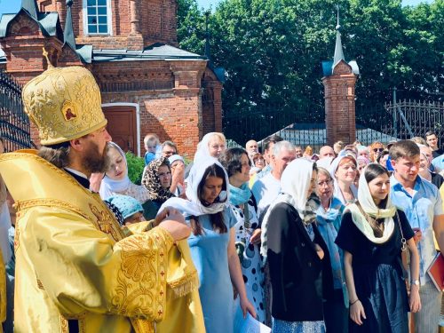 В Неделю 6-ю по Пятидесятнице епископ Фома совершил Литургию в Воскресенском соборе Волоколамского кремля