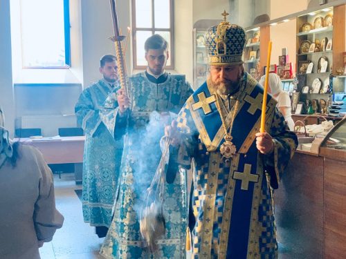 Вечернее богослужение с чином погребения Пресвятой Богородицы совершил епископ Фома в Георгиевском соборе Одинцова