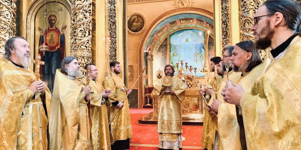 В Неделю 17-ю по Пятидесятнице владыка Фома совершил Литургию в Богоявленском кафедральном соборе Москвы