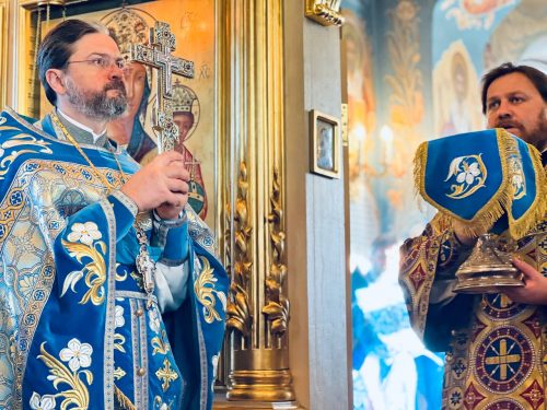 Епископ Фома возглавил Литургию в малый престольный праздник в храме Рождества Пресвятой Богородицы в Крылатском