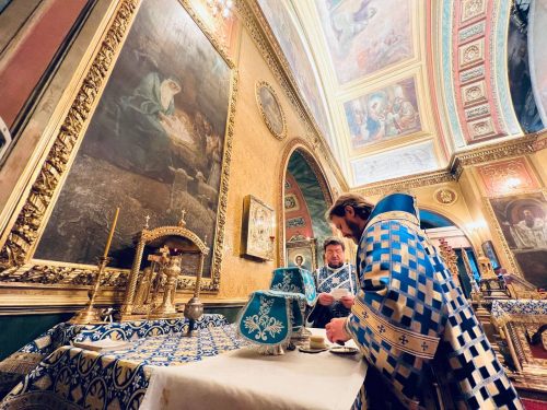 В празднование Казанской иконы Божией Матери епископ Фома совершил Литургию в Богоявленском соборе