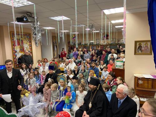Владыка Фома посетил Рождественский спектакль в воскресной школе Георгиевского собора