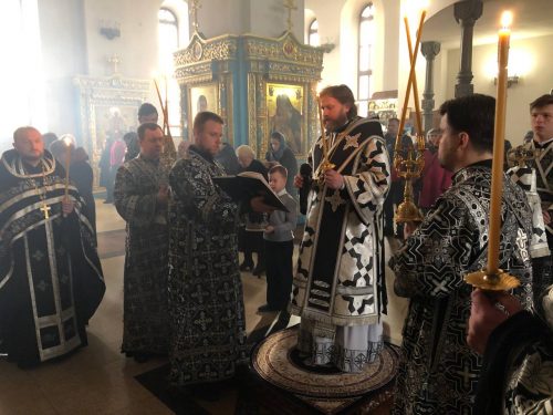 Владыка Фома совершил Великим постом 3-ю Пассию  в Георгиевском соборе города Одинцово