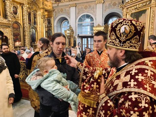 Всенощное бдение в старинных облачениях совершил в Богоявленском соборе епископ Фома