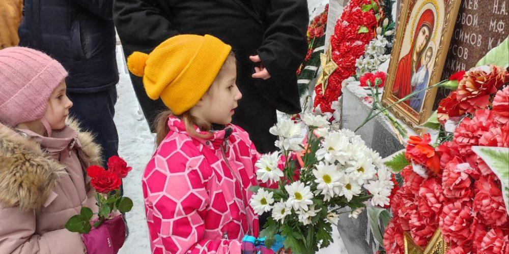 Воспитанники воскресной школы храма «Неувядаемый Цвет» в Рублево возложили цветы к Обелиску павшим в годы ВОВ