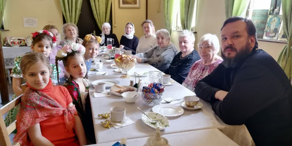 Волонтеры храма Рождества Пресвятой Богородицы в Крылатском навестили пожилых подопечных
