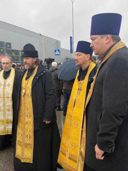 Архиепископ Фома посетил в больнице пострадавших в теракте в Красногорске и совершил панихиду на месте трагедии