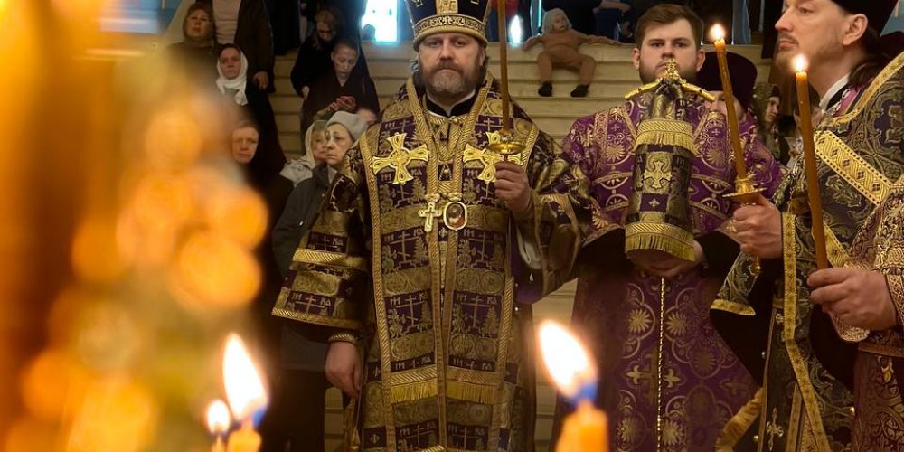 На 9-й день трагедии в «Крокус Сити Холле» архиепископ Фома совершил Литургию в Никольском соборе Красногорска