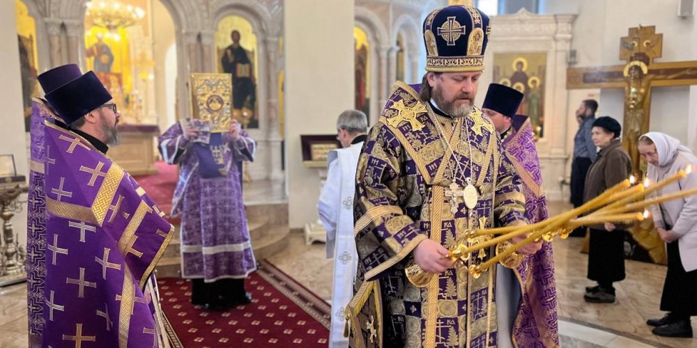 Литургию в Михаило-Архангельском храме г. Краснознаменска совершил архиепископ Фома