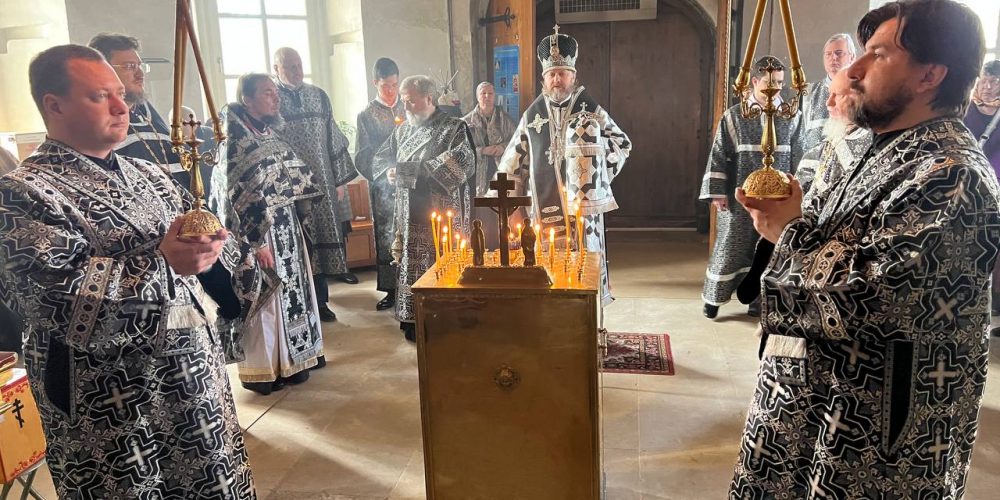 Литургию Преждеосвященных Даров совершил архиепископ Фома в храме Покрова Пресвятой Богородицы