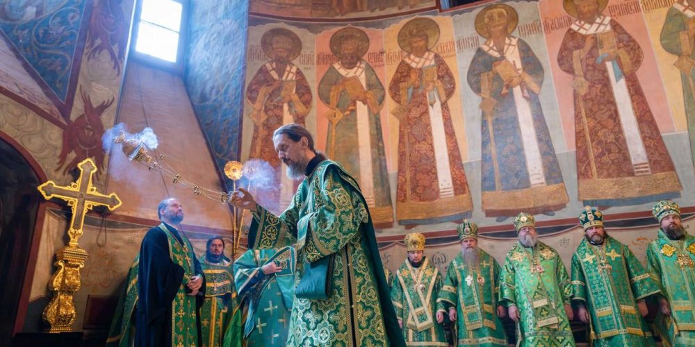 Архиепископ Фома сослужил Патриарху Кириллу в день преставления преподобного Сергия Радонежского
