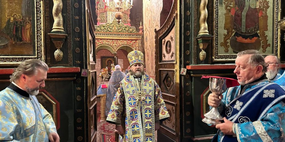 Архиепископ Фома совершил Литургию в Соборе Покрова Пресвятой Богородицы на Рву