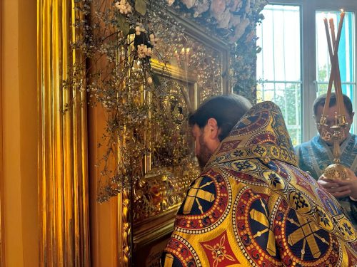 В праздник Рудненской иконы Божией Матери архиепископ Фома совершил Литургию в храме Рождества Пресвятой Богородицы в Крылатском