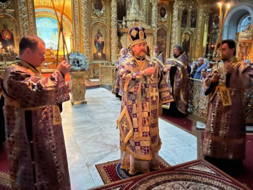 В праздник Происхождение Честных Древ Животворящего Креста Господня архиепископ Фома совершил Литургию в Богоявленском соборе