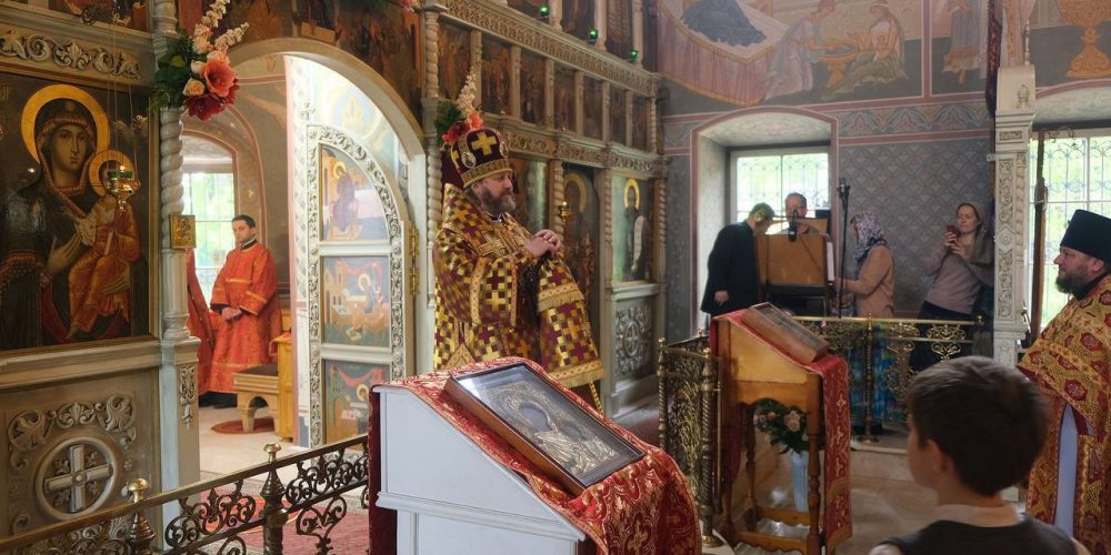 Архиепископ Одинцовский и Красногорский Фома совершил Литургию в Никольском храме в селе Луцино