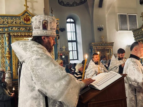 Архиепископ Фома совершил парастас накануне Троицкой Родительской субботы