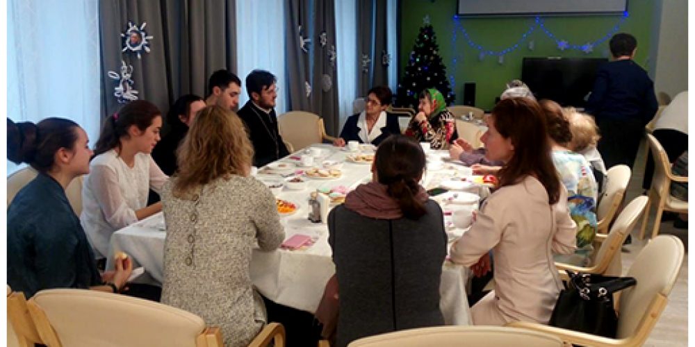 Поделиться Рождественской радостью: приход Покрова в Филях поздравил резиденцию для пожилых людей «Идиллия»