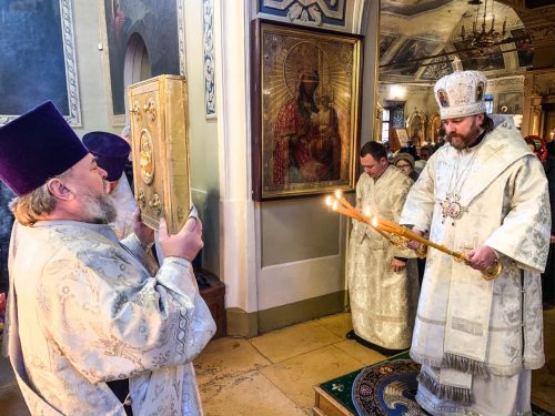 Епископ Фома совершил литургию Родительской субботы в храме святителя Николая в Хамовниках