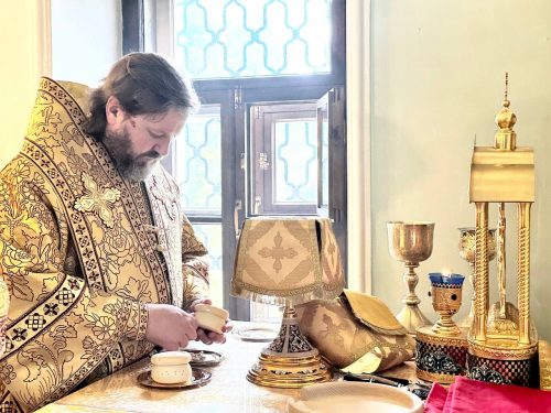 Архиепископ Одинцовский и Красногорский Фома совершил Литургию в Богоявленском храме п. Красный