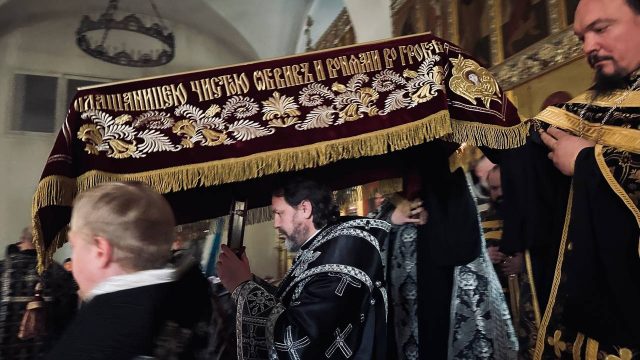 В Великий Пяток архиепископ Фома совершил вечерню с выносом Плащаницы и утреню с чином погребения Господа