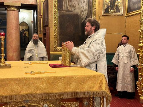 В  Димитриевскую родительскую субботу архиепископ Фома совершил раннюю Литургию в Богоявленском соборе