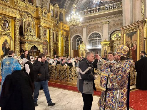 В канун праздника Сретения архиепископ Одинцовский и Красногорский Фома совершил всенощное бдение в Богоявленском соборе